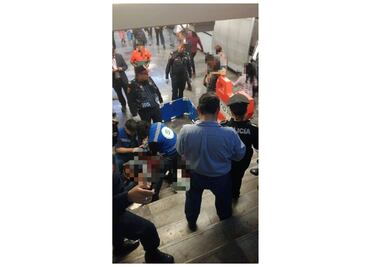 Hombre cae de escaleras fijas y se descalabra en Metro Pantitlán
