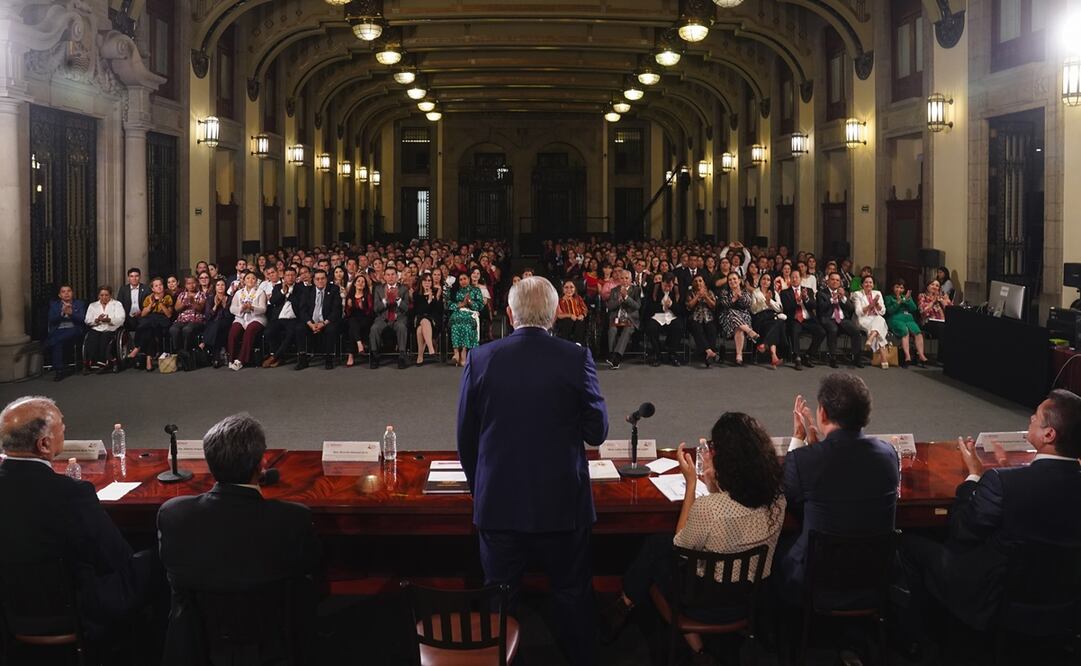 Esta noche, por cerca de hora y media, cientos de diputados y senadores de Morena, PT y PVEM se reunieron con el presidente Andrés Manuel López Obrador en Palacio Nacional. Foto: X @lopezobrador_