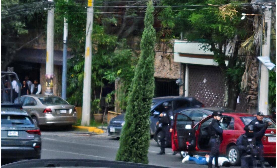 Enfrentamiento en Naucalpan entre elementos de la Secretaría de Seguridad del Estado de México y dos presuntos ladrones. Foto: Especial