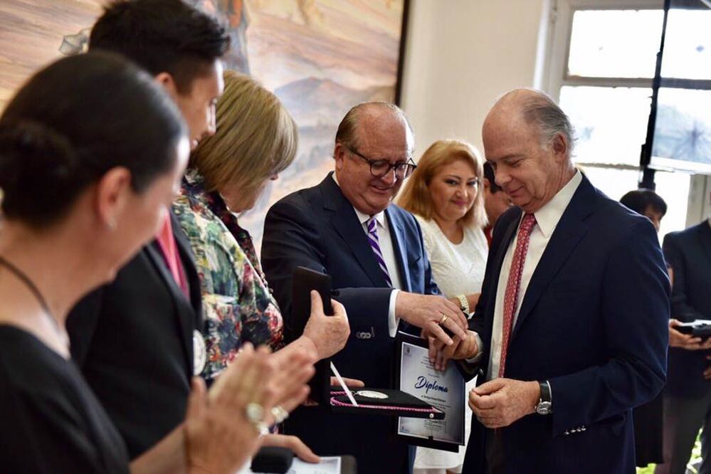 Entregan venera “José María Morelos y Pavón” al escritor Enrique Krauze