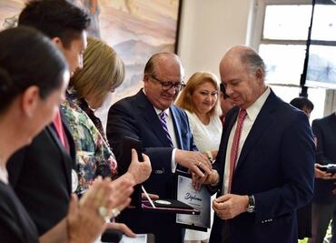 Entregan venera “José María Morelos y Pavón” al escritor Enrique Krauze