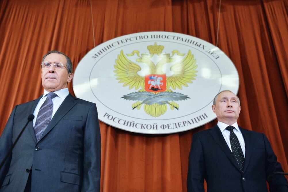 El canciller ruso, Sergei Lavrov (izq.), anunció ayer la reanudación de apoyo antiterrorista con Turquía (EFE)