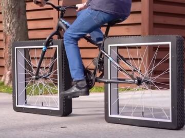 La bici de ruedas cuadradas existe y así funciona