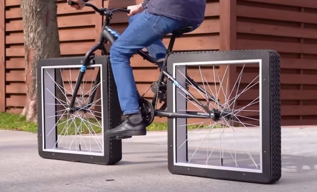 ¿Quién dijo que no se podría conducir con ruedas cuadradas? Imagen: YouTube The Q