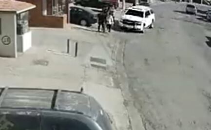 VIDEO: Conductor acecha a peatones, los embiste a toda velocidad y huye 