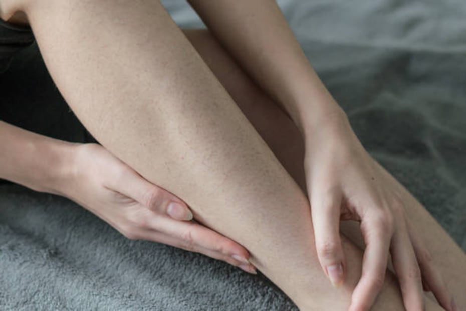 Si notas que en tus piernas aparecen pequeños bultos, posiblemente se trate de un vello encarnado. Foto: Unsplash