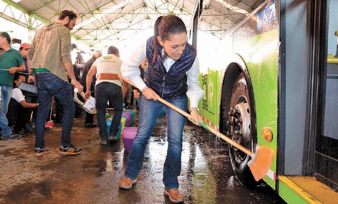 Claudia Sheinbaum acudió al anexo 7 que recuperó la RTP, ubicado en la alcaldía Azcapotzalco, donde realizó limpieza de unidades. Foto/ESPECIAL