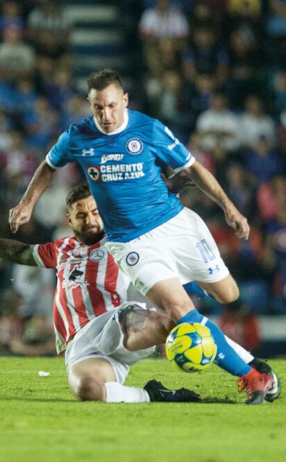 Christian Giménez tomó la manija en el juego del Cruz Azul (CHRISTIAN PALMA. AP)
