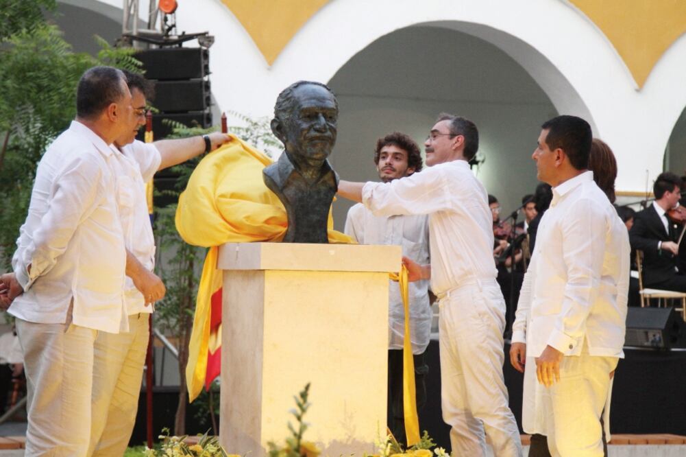 Rodrigo y Gonzalo García Barcha develaron el busto del escritor en el Claustro de La Merced, de la Universidad de Cartagena (YOMAIRA GRANDETT. EL TIEMPO/ GDA)