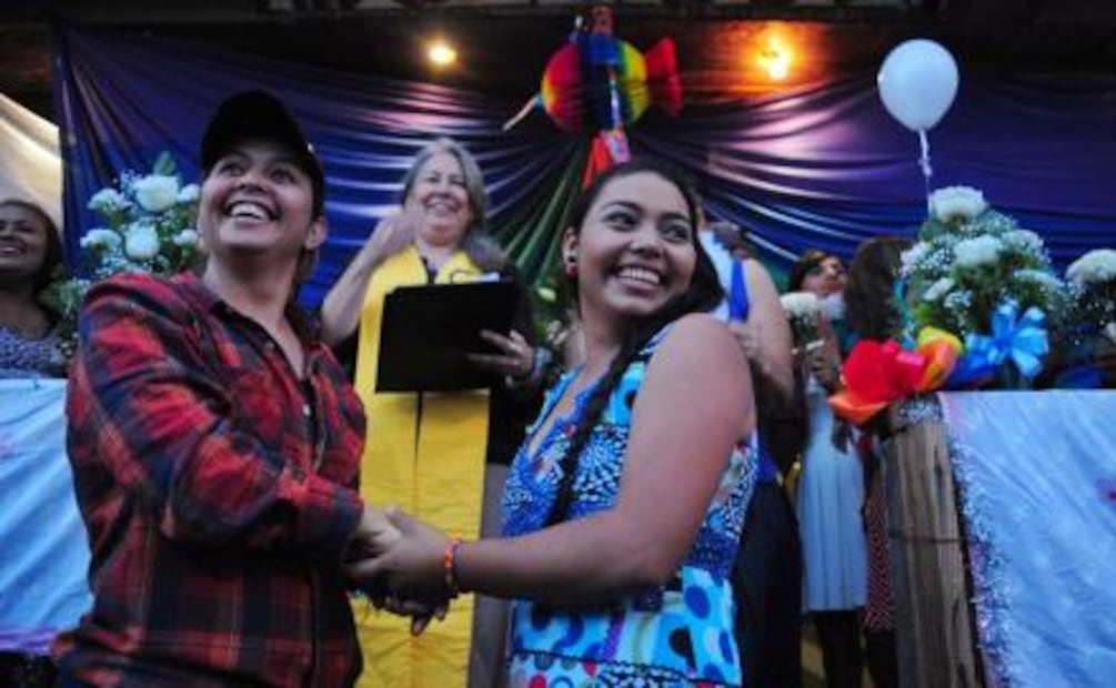 Parejas LGBT de caravana migrante se casan en albergue de Tijuana