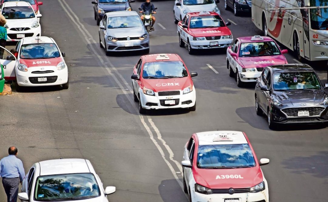Los taxis deben estar pintados de color rosa Pantone 226C en la parte superior y de blanco en la parte inferior y con los logos oficiales visibles. Foto: Archivo | El Universal (08/01/2025)