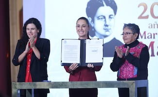Sheinbaum firma decreto para fortalecer la transparencia; contratos del gobierno estarán disponibles mensualmente, señala