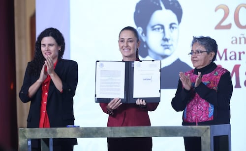 Sheinbaum firma decreto para fortalecer la transparencia; contratos del gobierno estarán disponibles mensualmente, señala