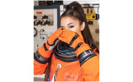 Ariana Grande visita instalaciones de la NASA 