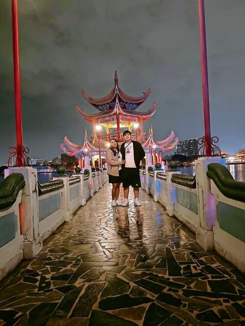 Crystelle Monserrat García Lagunas y su esposo en el Lotus Pond, en Taiwán. Foto Especial