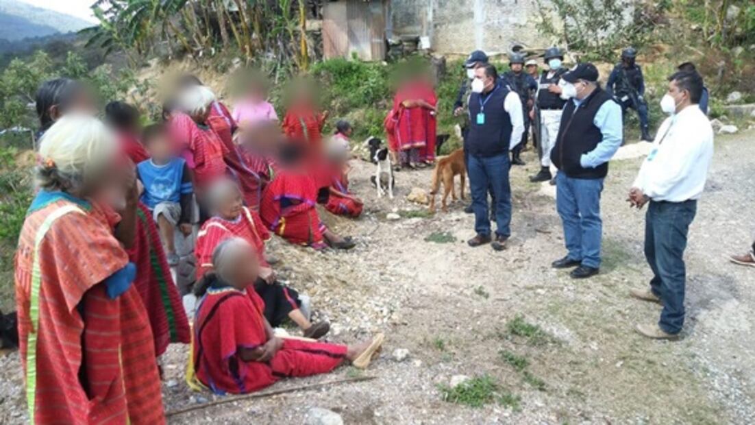 Con acompañamiento, retornan familias triquis a su comunidad en la Mixteca de Oaxaca