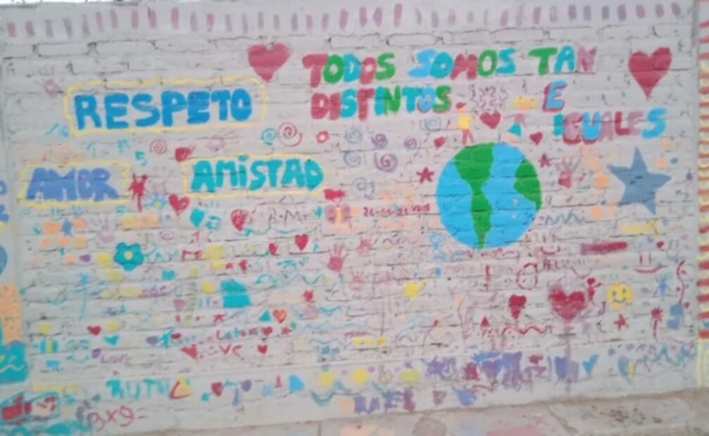 "Me dio clase de valores": maestra regala zapatos a alumno de escasos recursos y le sorprende la respuesta 