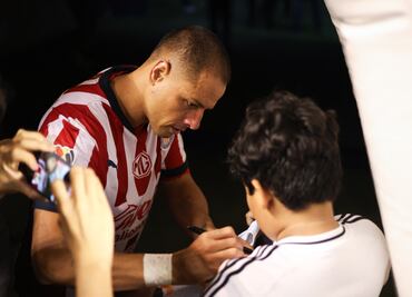 Chicharito Hernández recibe duro golpe en el rostro en amistoso contra el Atlante y abandona el campo de juego; así fue la falta