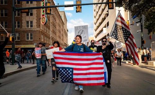 La gente marcha contra las redadas del Servicio de Inmigración y Control de Aduanas (ICE) de Estados Unidos en el Ayuntamiento de San Antonio, Texas, el 11 de junio de 2025. Foto: AFP