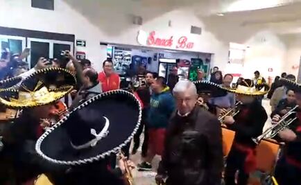 Con mariachi, reciben a AMLO en aeropuerto de Durango
