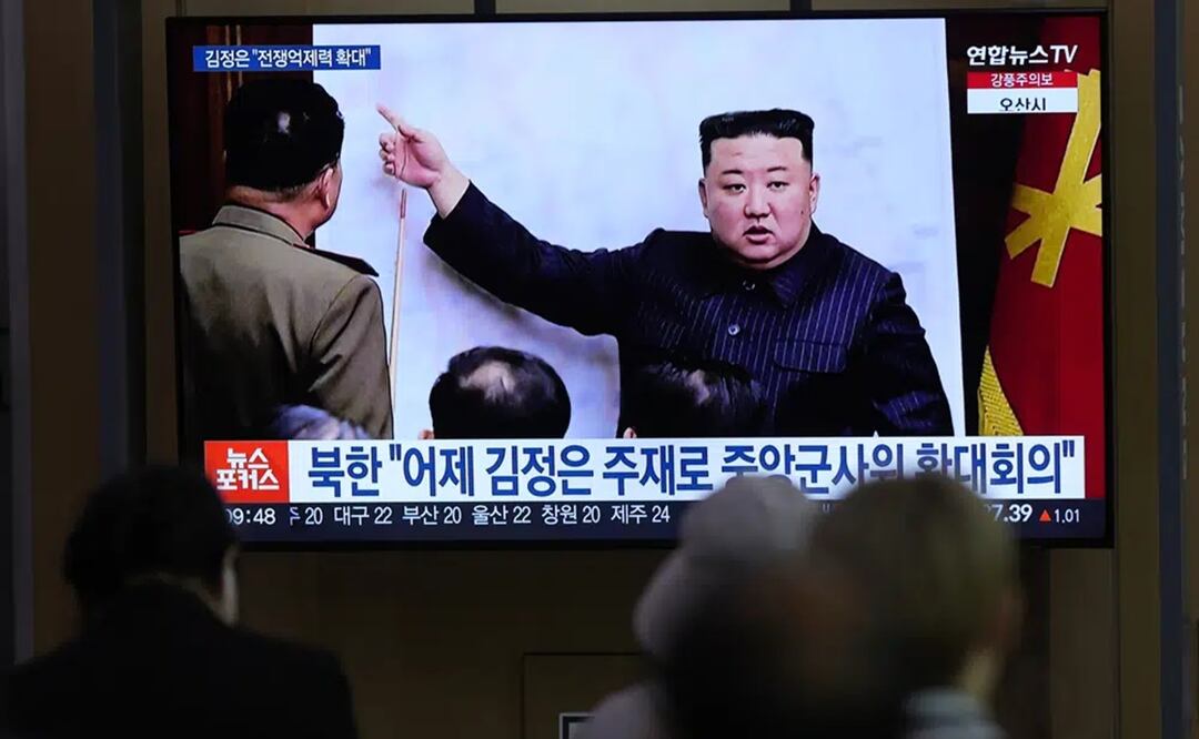Una pantalla de televisión muestra al gobernante norcoreano Kim Jong Un en un programa noticioso el martes 11 de abril de 2023, en la estación ferroviaria de Seúl, Corea del Sur. Foto:AP