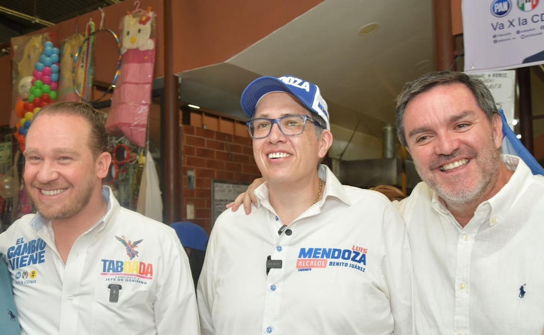 Santiago Taboada en el mercado 24 de agosto acompañado por los candidatos Luis Mendoza y Federico DöringFoto: Especial