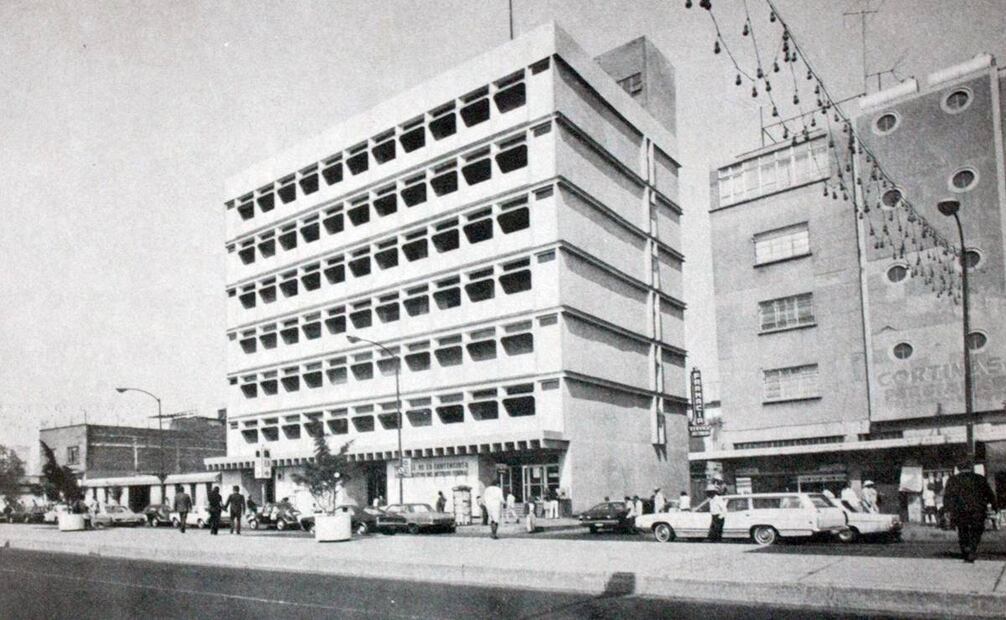 Esta es la razón técnica por la que, en varias estaciones de las primeras tres líneas del STCM, el acceso es a través de unos edificios muy característicos. La intención, además, fue que este espacio funcionara para comercio en las plantas bajas, y como oficinas en los pisos superiores. Col. Carlos Villasana.