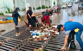 Fuertes lluvias azotan Mazatlán; se atendieron 16 reportes por daños a vehículos y viviendas