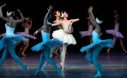 Ovacionan "El lago de los cisnes" en Bellas Artes