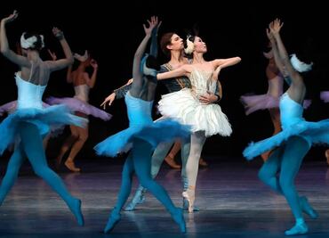 Ovacionan "El lago de los cisnes" en Bellas Artes