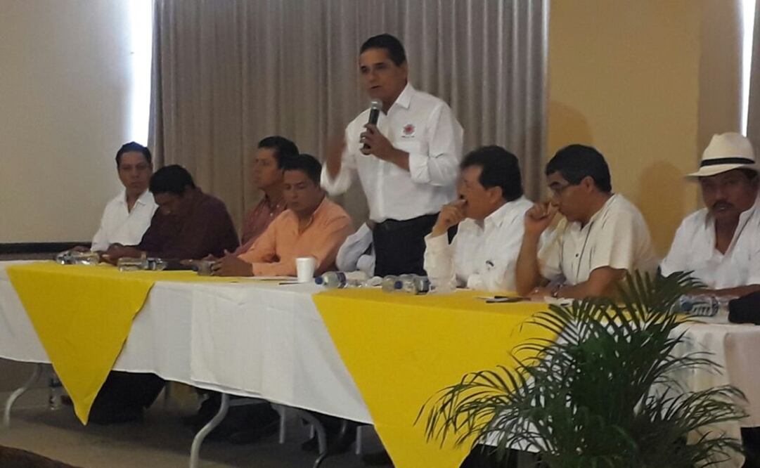El gobernador de Michoacán se reunió en Tuxtla Gutiérrez con la dirigencia estatal del PRD. /
