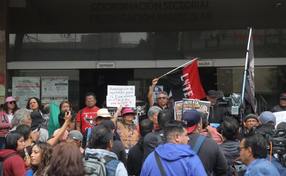 Maestros de la CNTE protestan afuera de la Coordinación General de Recursos Humanos de la Autoridad Educativa Federal (16/07/2026). Foto: Gabriel Pano / EL UNIVERSAL