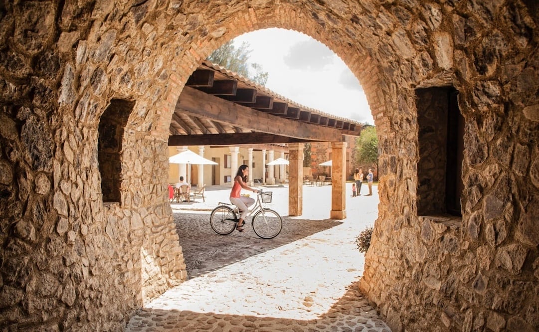 Una opción de recorrer el pueblo con estilo medieval de Val’Quirico, en Tlaxcala, es en bicicleta. Foto: Cortesía