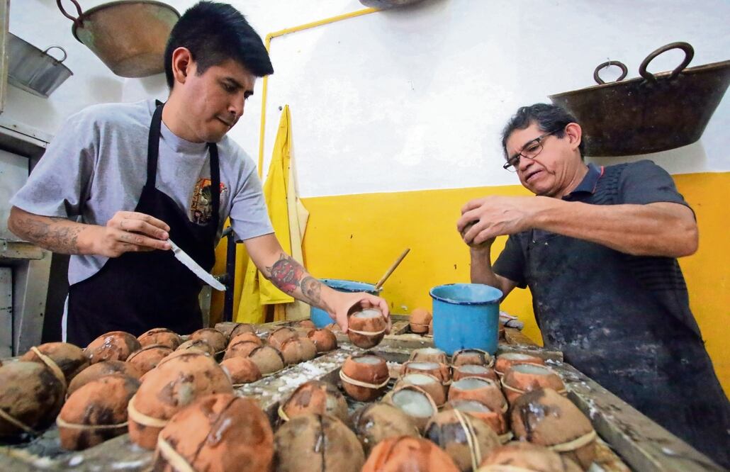 La familia Quintana prepara dulces típicos desde hace seis generaciones y cada año realiza miles de calaveritas de azúcar para el día de Muertos. Foto: Omar Contreras / El Universal