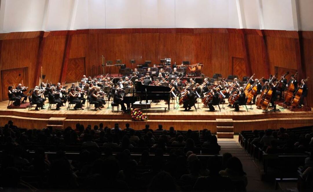 El director artístico de la Filarmónica, José Areán, agradeció a los asistentes su lealtad durante la ausencia en la sala. FOTO: Yadín Xolalpa/EL UNIVERSAL.