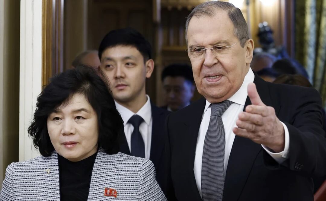 El ministro de Exteriores de Rusia, Sergey Lavrov (derecha), recibe a su homóloga norcoreana, Choe Son Hui, en Moscú, Rusia, el 16 de enero de 2024. Foto: AP