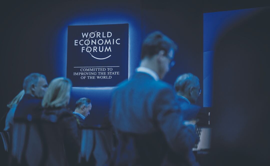 Asistentes esperan una sesión en el Foro Económico Mundial previo a su reunión anual. Foto: de FABRICE COFFRINI. AFP