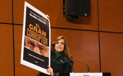 Diputada regala “El Gran Corruptor” a titular de SFP: “le puede dar pistas para que haga su trabajo”