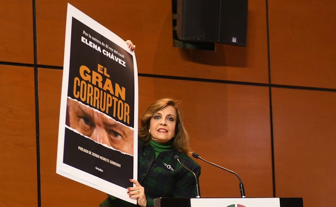 La diputada panista, María Elena Pérez-Jaen, regaló al secretario de la Función Pública, Roberto Salcedo Aquino, el libro de “El Gran Corruptor”. Foto: Especial.