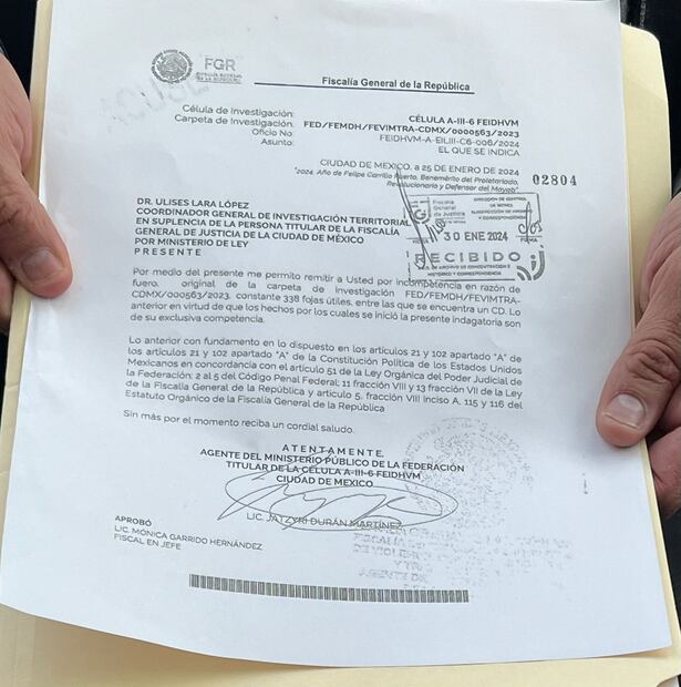 Documento presentado por el abogado, Marco Antonio Chávez, a través del cual se remite el caso a la Fiscalía General de Justicia de la CDMX / Foto: María Fernanda Dávalos Soriano - EL UNIVERSAL