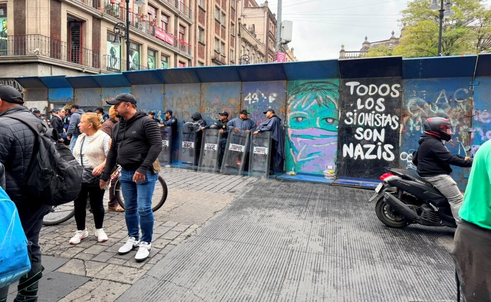 Zócalo sigue cercado pese a acuerdo con comerciantes; mantienen filtros y accesos controlados en el Centro Histórico. Foto: Arturo Ordaz Díaz