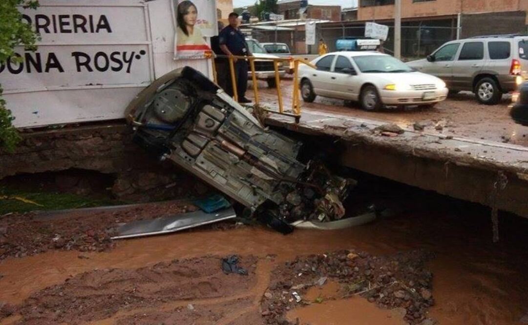 Varios vehículos quedaron atrapados por las fuertes lluvias del martes por la tarde (Foto: Amalia Escobar)