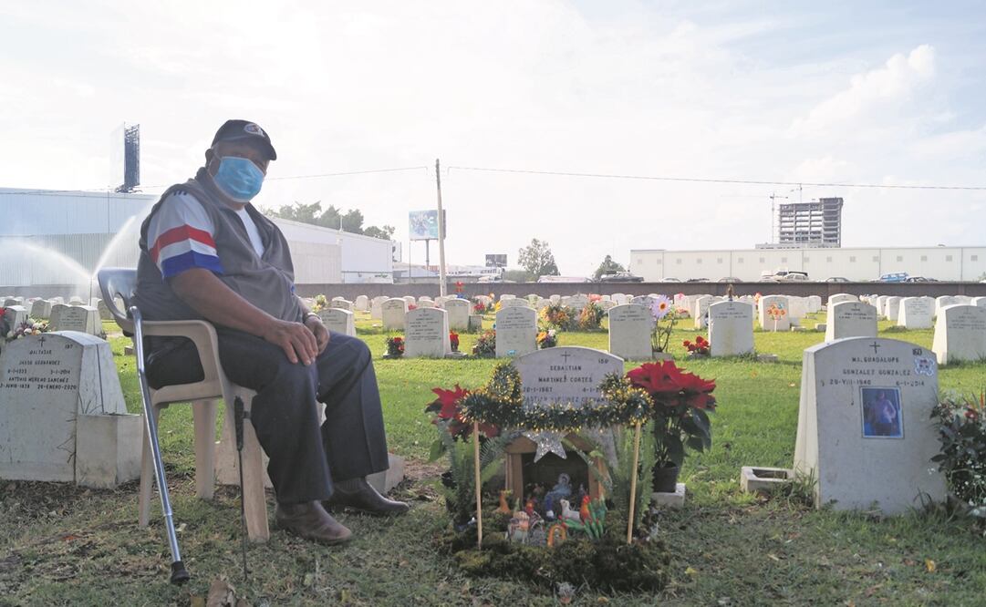 Ignacio Martínez permanece junto a la tumba de su hijo en el panteón Jardines del Tiempo, después de haber colocado un nacimiento navideño junto a la lápida. Foto: Xóchitl Álvarez. EL UNIVERSAL