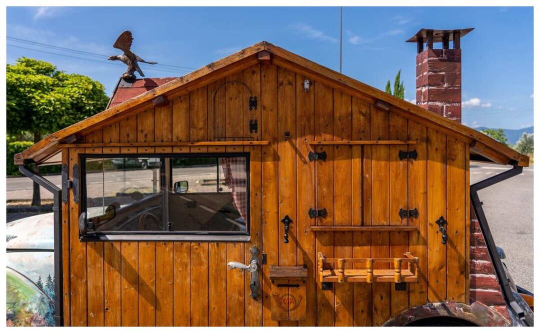 Descubre cómo es por dentro el vocho con cabaña rodante. Imagen: Catawiki