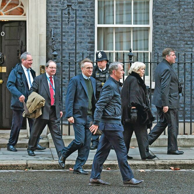 Legisladores conservadores salen del número 10 de Downing Street tras reunirse, ayer, con la primera ministra británica, Theresa May, en Londres (ANDY RAIN. EFE)