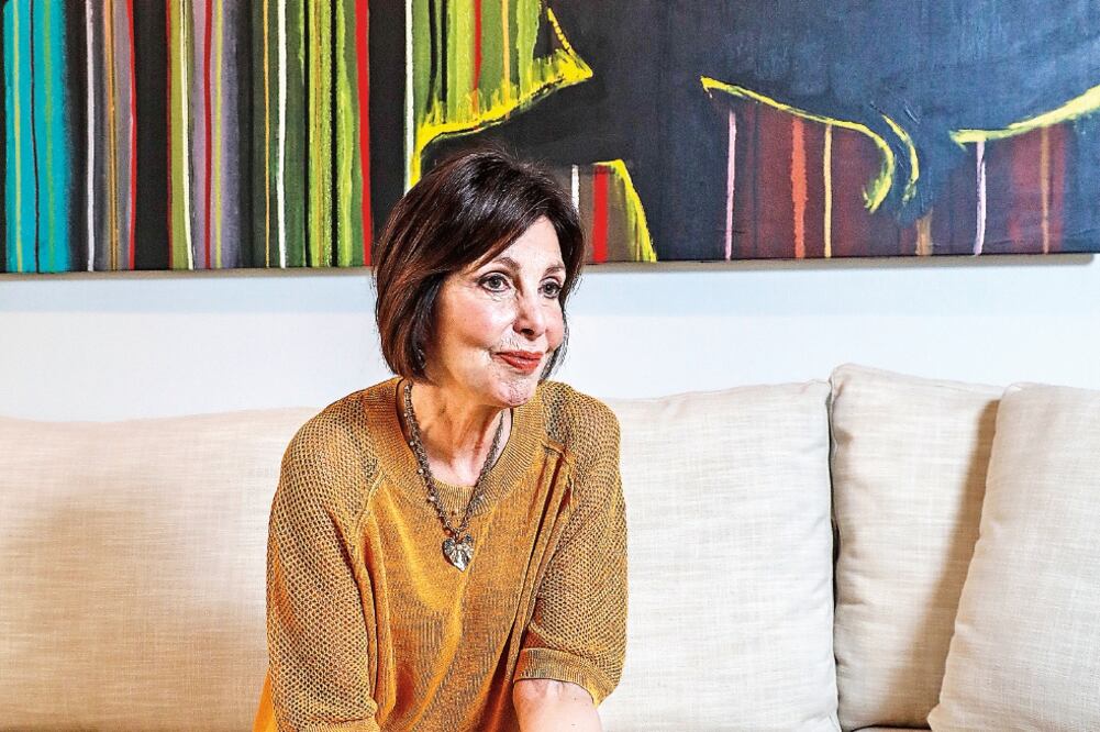 Nina Menocal, en su casa, delante a una pintura del cubano José Bedia (YADIN XOLALPA. EL UNIVERSAL)