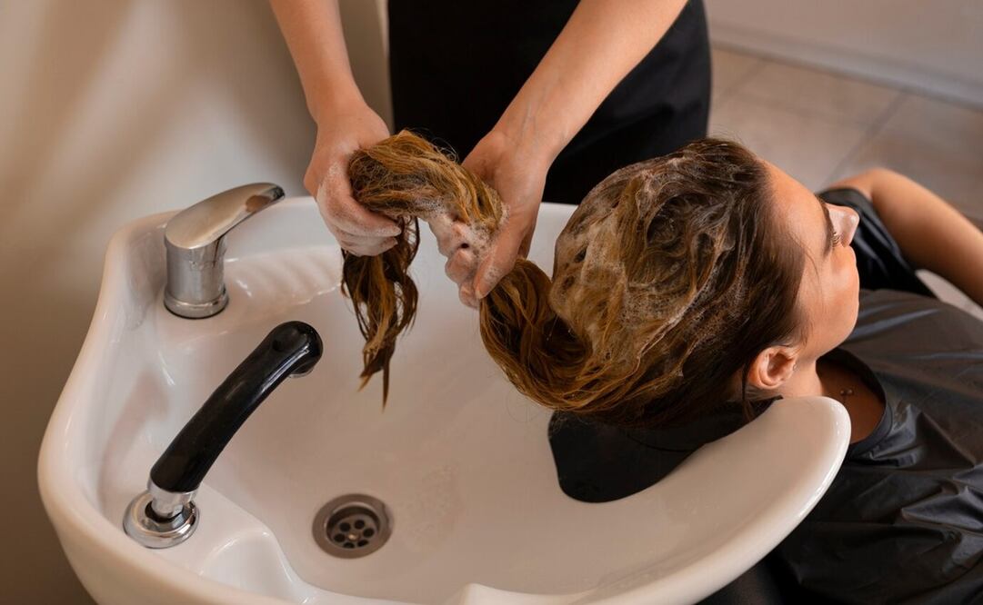 La frecuencia del lavado de cabello depende de su estructura. Foto: Freepik