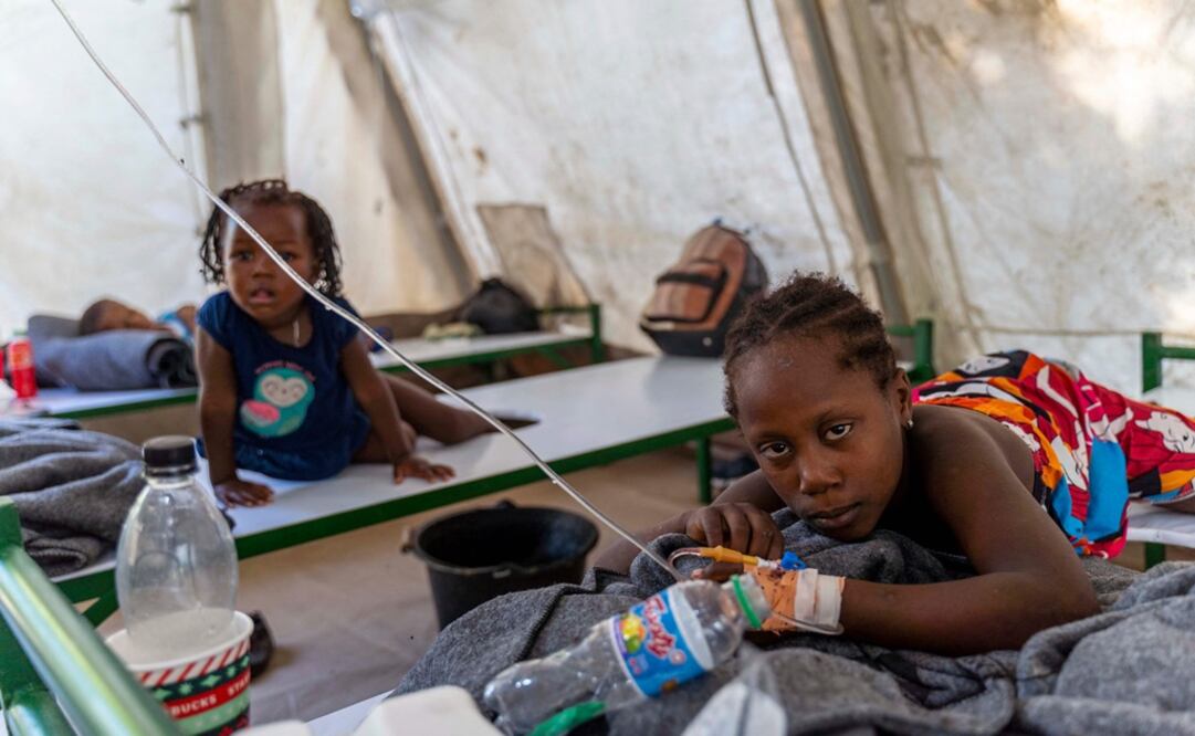 Los niños que muestran síntomas de cólera reciben tratamiento en una clínica dirigida por Médicos Sin Fronteras en Cité Soleil. Foto: AFP