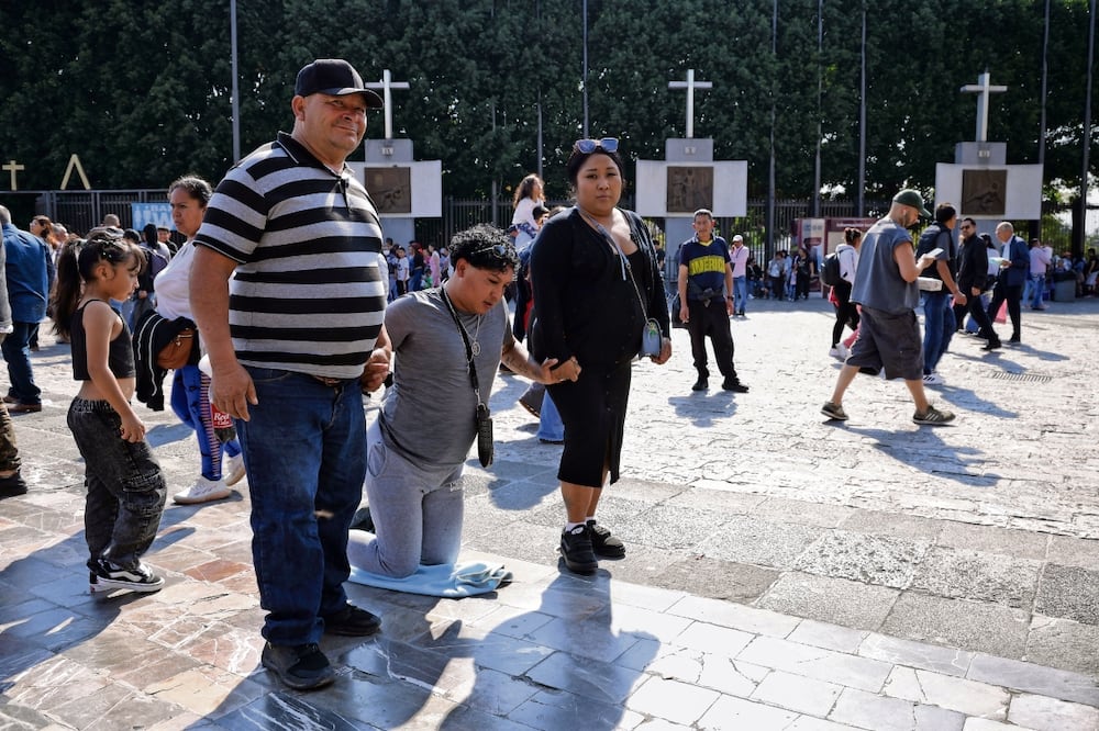 Juan Manuel acudió a la Basílica para agradecer a la Virgen porque le cumplió el milagro de curarlo de una enfermedad respiratoria. Foto: de Fernanda Rojas. El Universal