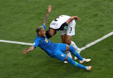 Bar ofrece shots gratis por cada caída de Neymar